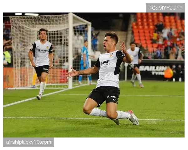 特写:时隔三年重回梅斯塔利亚,加亚收到瓦伦西亚球迷热烈掌声 特写:时隔三年重回梅斯塔利亚,加亚收到瓦伦西亚球迷热烈掌声